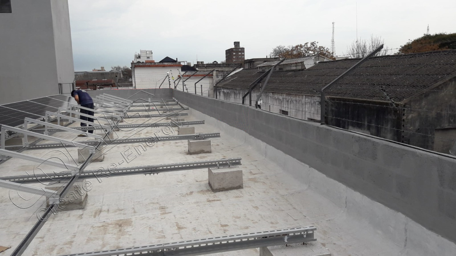 Sistema de estantería de paneles solares de techo plano de diseño más nuevo 100KW
