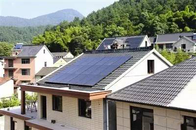 ¿Cuáles son los factores que afectan la generación de energía del sistema de energía solar?
