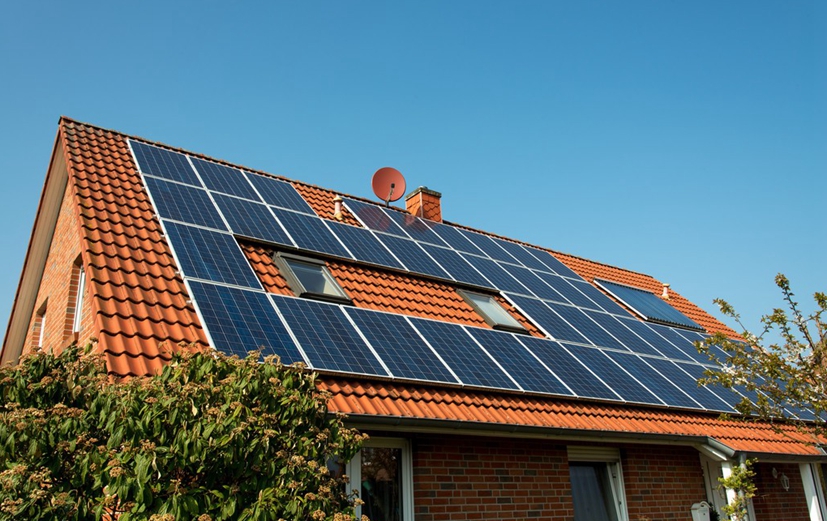 ¿Cómo se instalan los paneles solares en un techo de tejas?