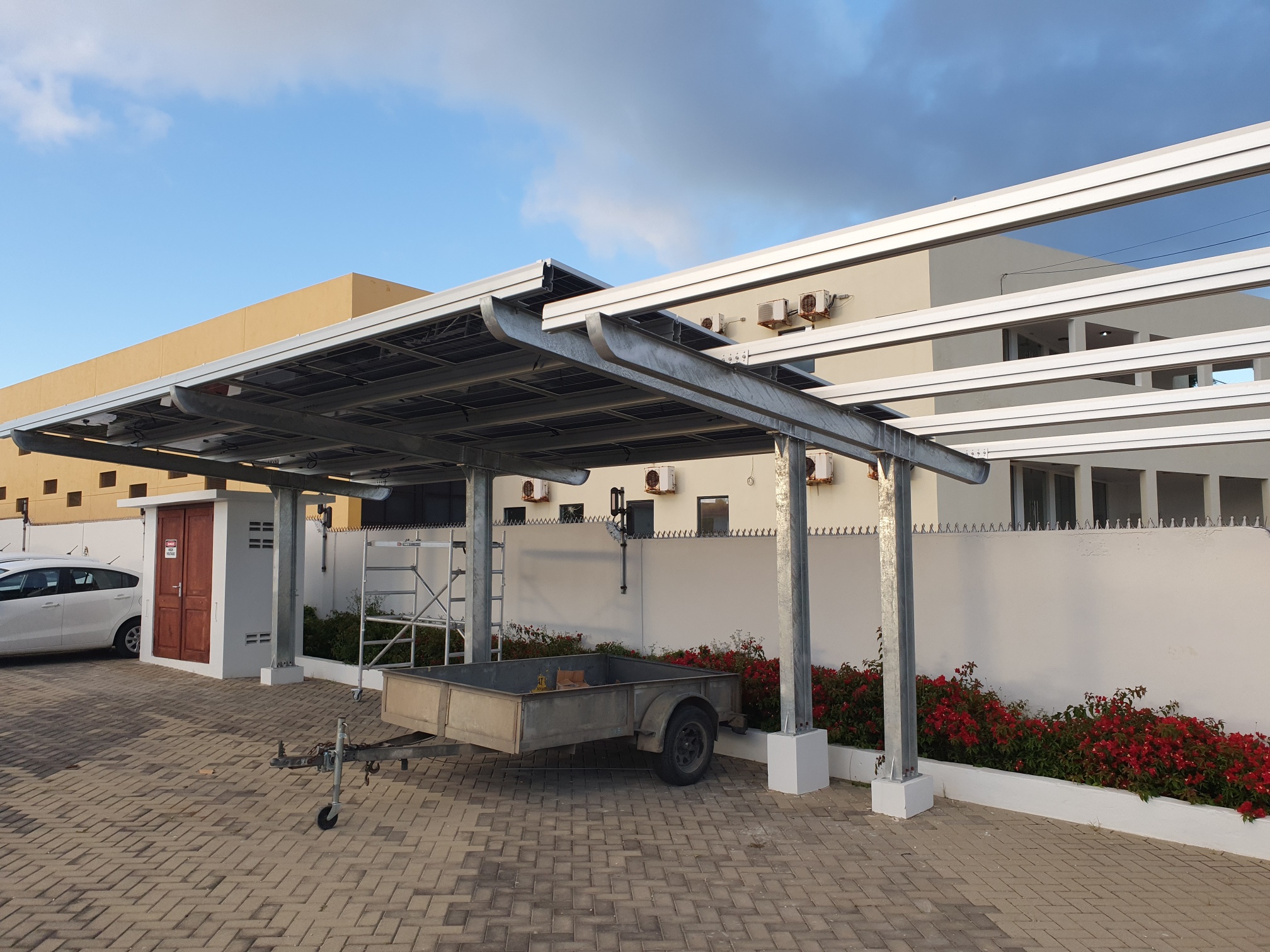 Diseño de marquesina solar de acero para entornos insulares: guía práctica sobre grados de acero y protección contra la corrosión