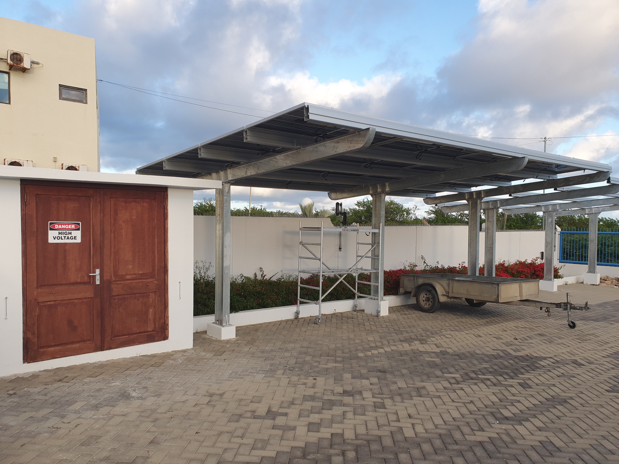 Comparación de las ventajas y desventajas de las marquesinas fotovoltaicas de acero al carbono y aleación de aluminio.
